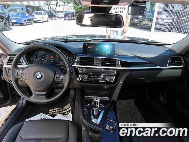BMW 3-Series 2018 thumb 7