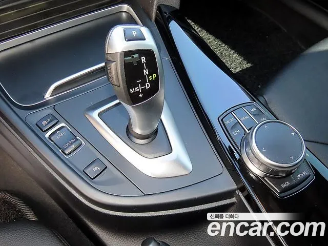 BMW 3-Series 2018 thumb 9