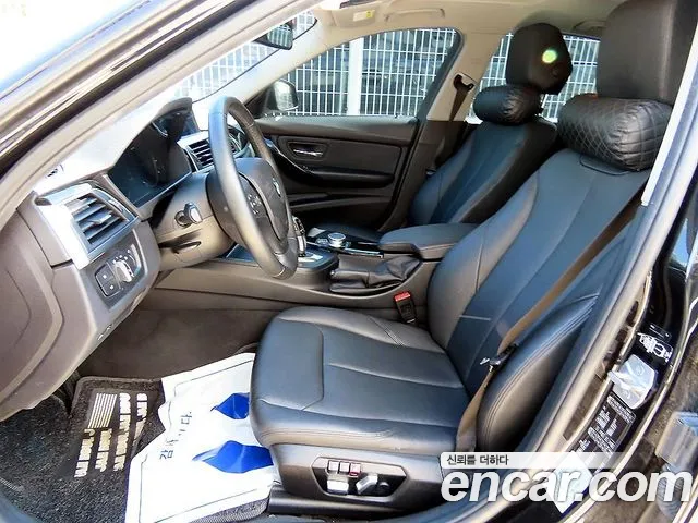 BMW 3-Series 2018 thumb 10