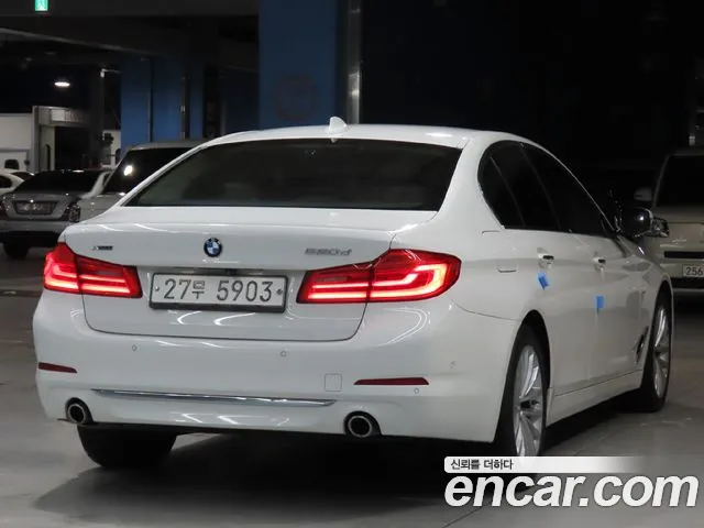 BMW 5-Series 2018 thumb 2