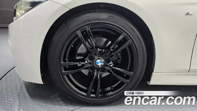BMW 3-Series 2018 thumb 4