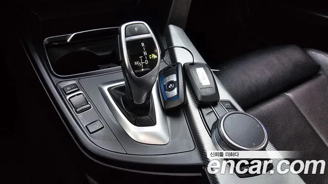 BMW 3-Series 2018 thumb 8