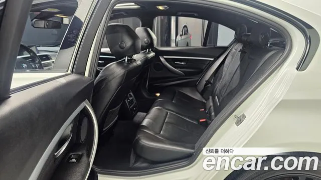 BMW 3-Series 2018 thumb 10