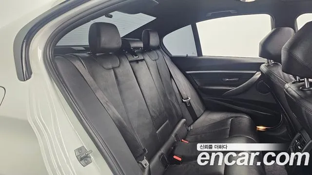 BMW 3-Series 2018 thumb 11