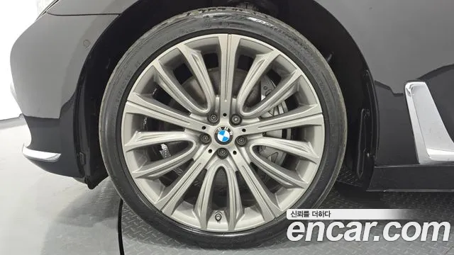 BMW 7-Series 2016 thumb 5