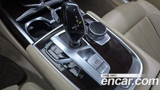BMW 7-Series 2016 thumb 9