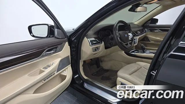 BMW 7-Series 2016 thumb 10