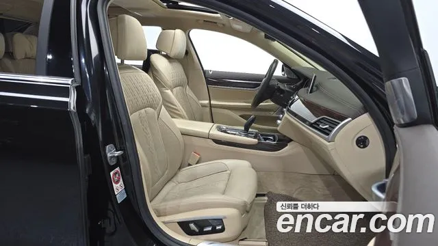 BMW 7-Series 2016 thumb 11