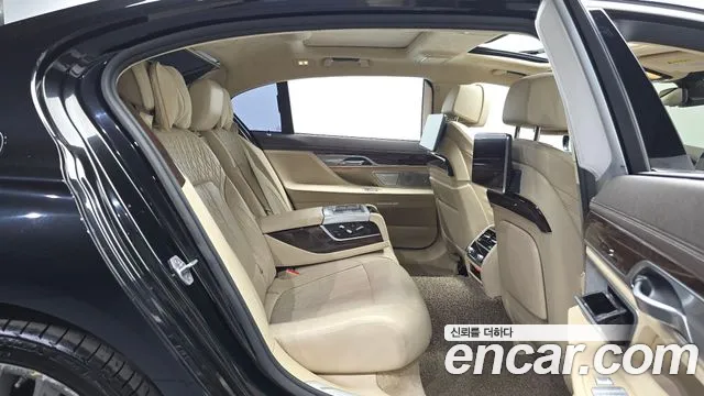 BMW 7-Series 2016 thumb 12
