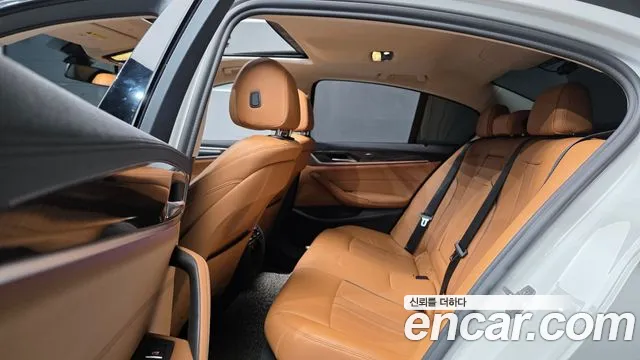 BMW 5-Series 2020 thumb 12