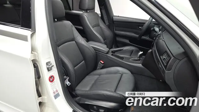 BMW 3-Series 2010 thumb 11