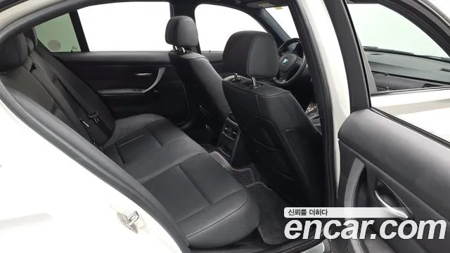 BMW 3-Series 2010 thumb 12