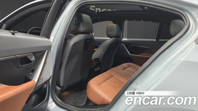 BMW 5-Series 2024 thumb 11