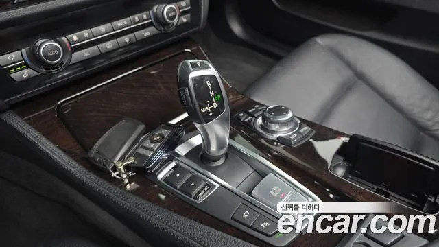 BMW 5-Series 2012 thumb 8