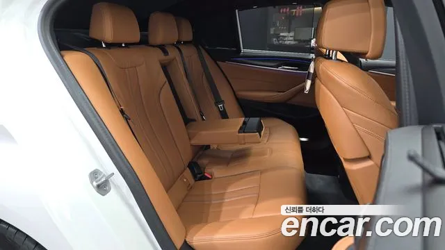 BMW 5-Series 2023 thumb 11
