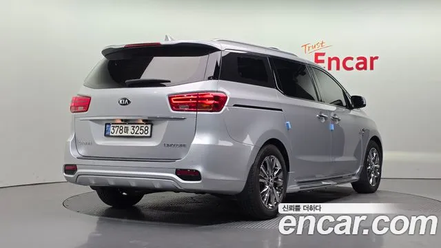 Kia Carnival 2018 thumb 2