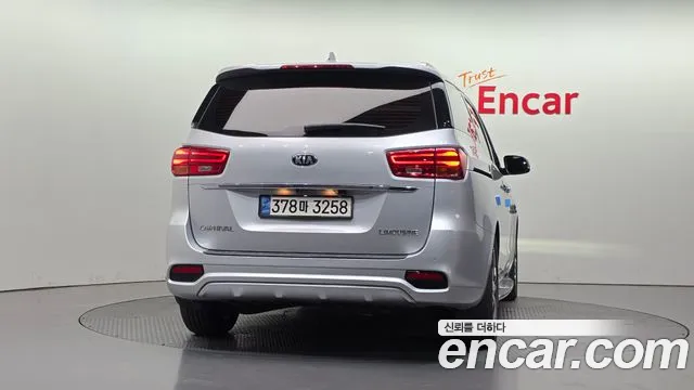Kia Carnival 2018 thumb 4