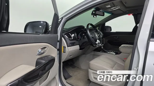 Kia Carnival 2018 thumb 10