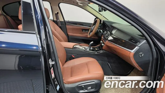 BMW 5-Series 2016 thumb 11