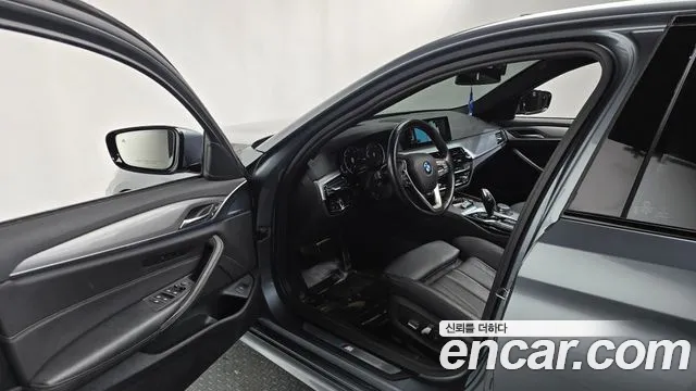 BMW 5-Series 2017 thumb 10