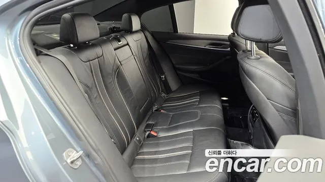 BMW 5-Series 2017 thumb 11