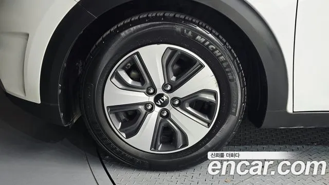 Kia Niro 2016 thumb 5