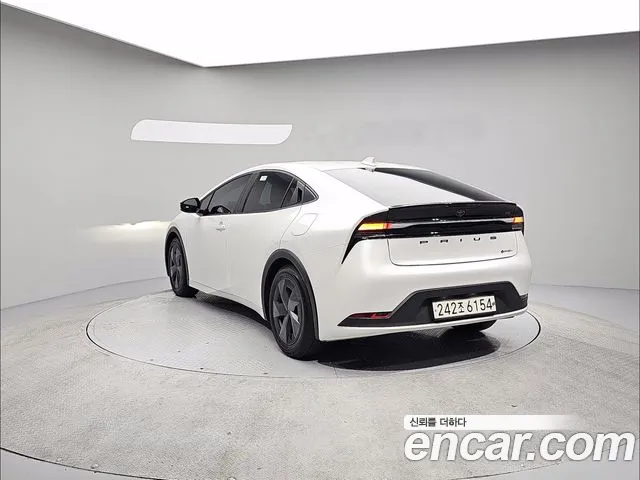Toyota Prius 2024 thumb 2