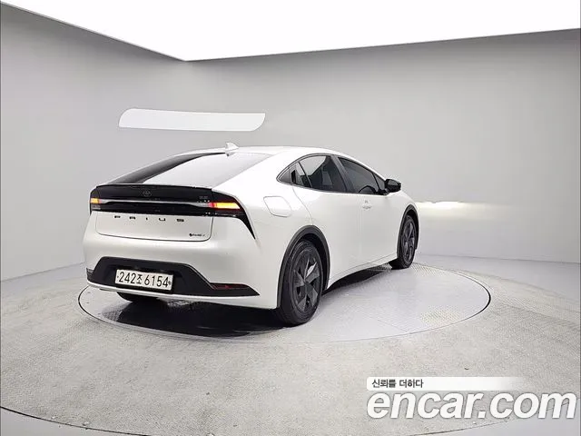 Toyota Prius 2024 thumb 4