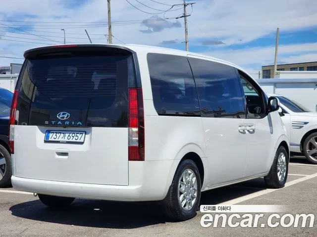 Hyundai Staria 2023 thumb 2