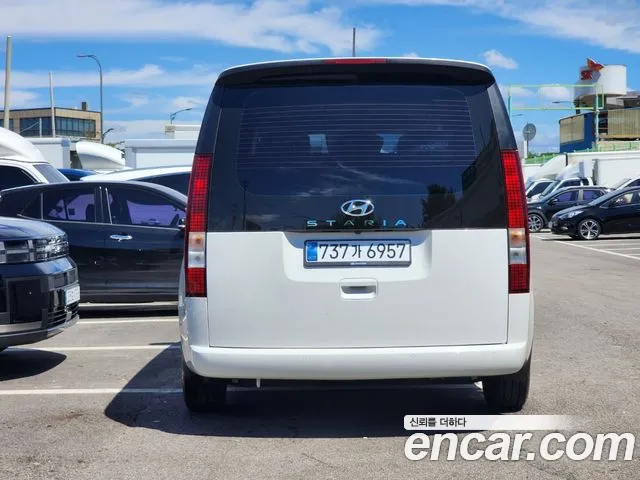 Hyundai Staria 2023 thumb 4