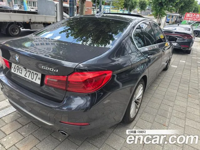 BMW 5-Series 2018 thumb 2