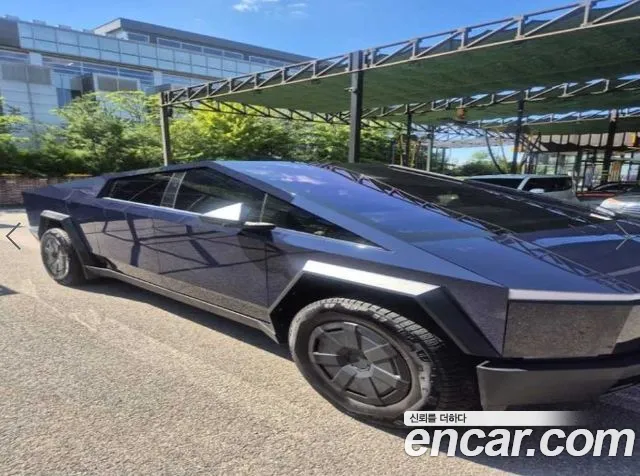 Tesla Cybertruck 2025 thumb 2