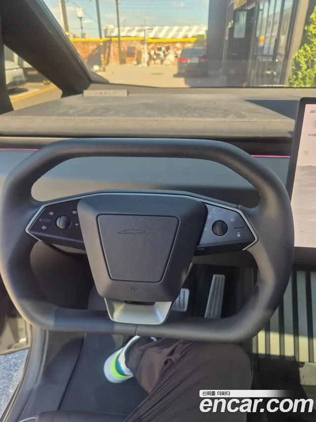 Tesla Cybertruck 2025 thumb 4