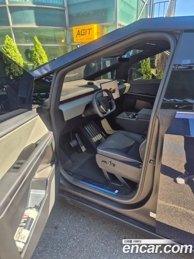 Tesla Cybertruck 2025 thumb 8