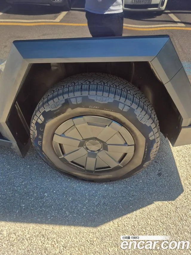 Tesla Cybertruck 2025 thumb 9