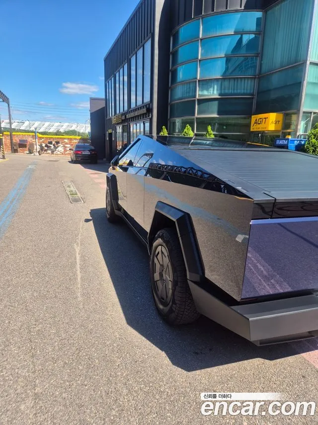 Tesla Cybertruck 2025 thumb 10