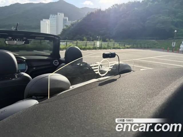 MINI Cooper Convertible 2017 thumb 12