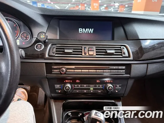 BMW 5-Series 2011 thumb 9