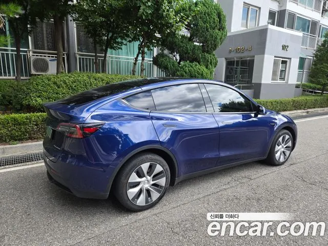 Tesla Model Y 2021 thumb 2