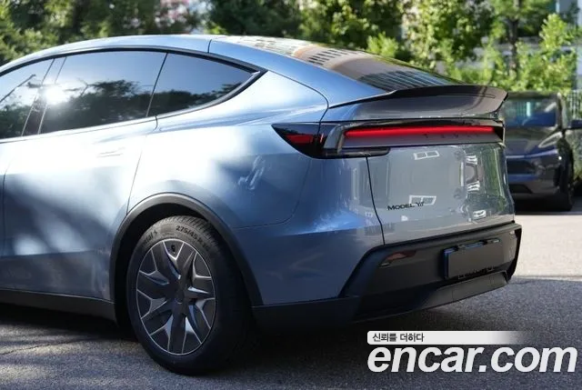 Tesla Model Y 2026 thumb 2