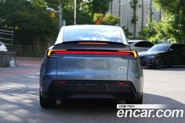Tesla Model Y 2026 thumb 4