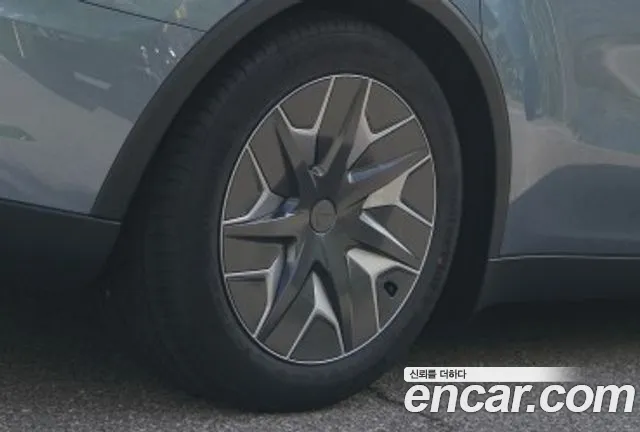 Tesla Model Y 2026 thumb 5