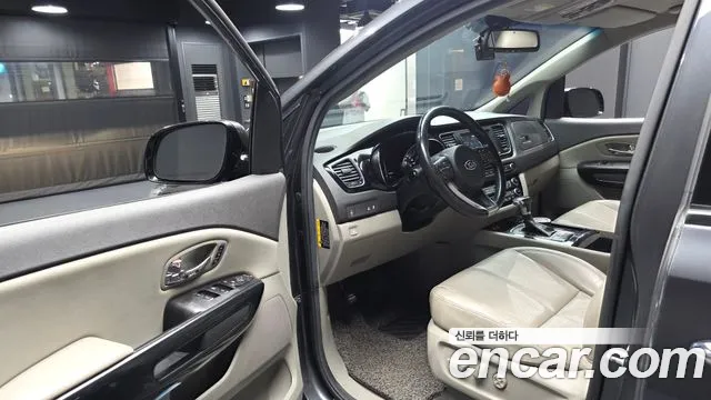 Kia Carnival 2016 thumb 10