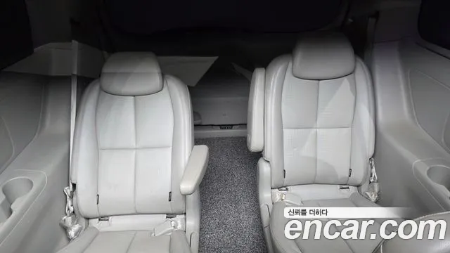 Kia Carnival 2016 thumb 12