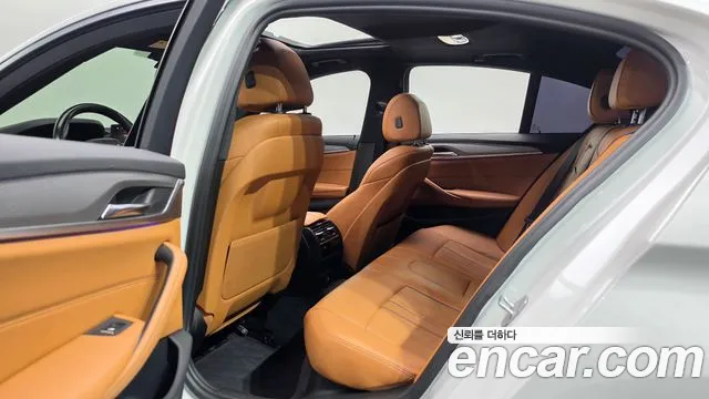 BMW 5-Series 2017 thumb 11