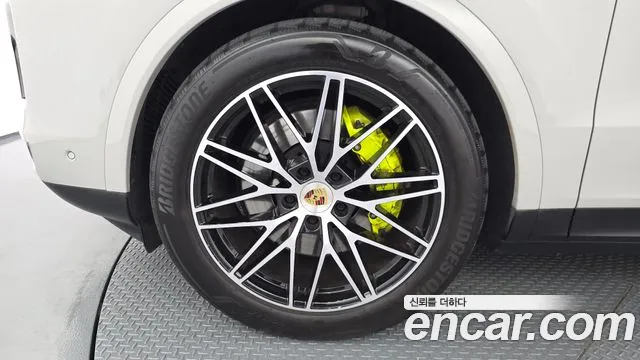 Porsche Cayenne 2024 thumb 4