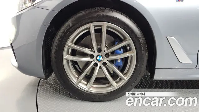 BMW 5-Series 2018 thumb 4