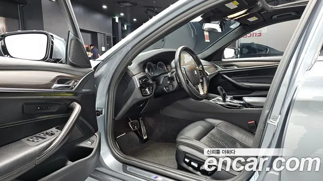 BMW 5-Series 2018 thumb 9