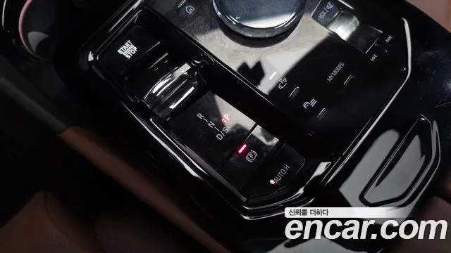 BMW 5-Series 2025 thumb 8