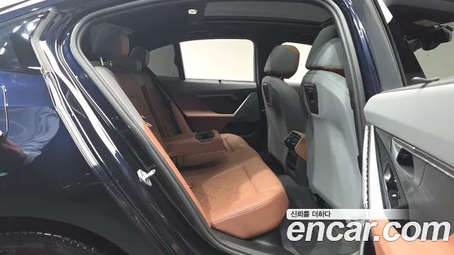 BMW 5-Series 2025 thumb 10